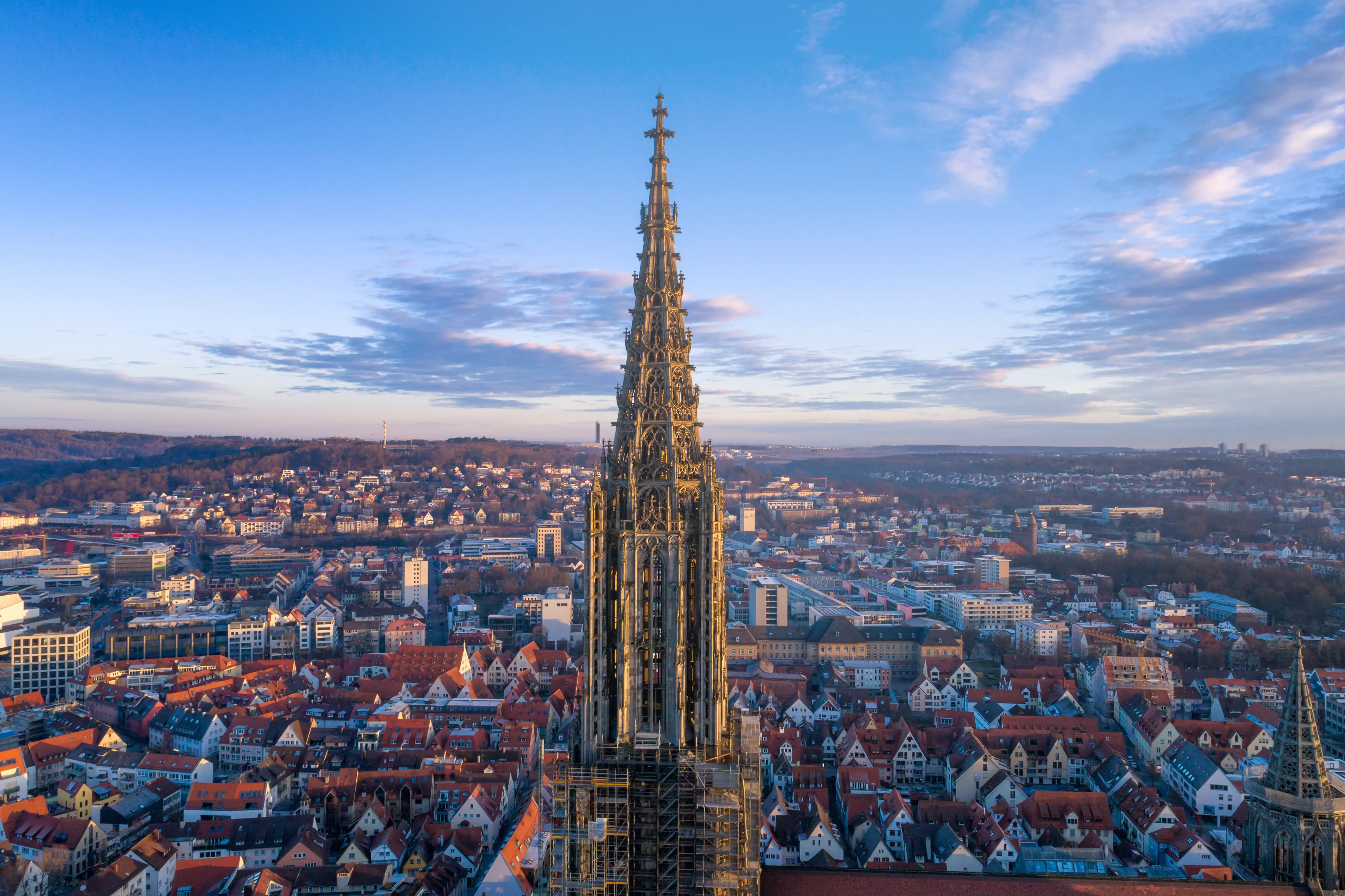 Luftaufnahme von Ulm, im Vordergrund der Turm des Münsters
